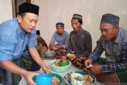 Warga Mojo Kabupaten Kediri rayakan "kupatan" sederhana