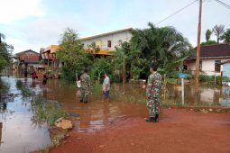 Kalis Kapuas Hulu dilanda banjir akses jalan terendam