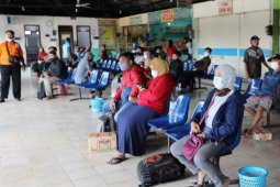 Sejumlah bus di Terminal Purbaya Kota Madiun kembali beroperasi di masa pengetatan