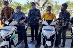 Bupati Jembrana kendarai motor listrik terima lawatan GM PLN Bali
