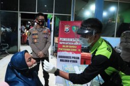 Penumpang transportasi laut antarkabupaten jalani tes cepat antigen