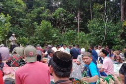 Korban banjir di Semerantau Kapuas Hulu Sholat Jumat di lapangan terbuka