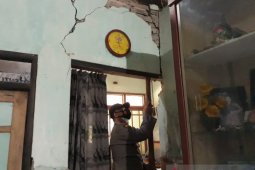 Warga  korban gempa bumi di Blitar belum terima bantuan