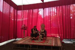 Sepasang pengantin terpaksa gelar pesta tanpa pelaminan