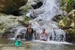 Anggota PHD nikmati Riam Bainggi Tebing Tinggi yang eksotis