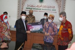 Ustadz Adi Hidayat serahkan Rp14,3 miliar untuk  Palestina lewat MUI