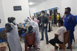 Dua penumpang KM Wicly yang selamat menunjukkan hasil tes rapid reaktif
