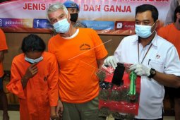 Polisi tangkap warga Inggris bawa ganja