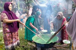 Budaya gotong royong Desa Panggung masih kental hadapi acara kawinan