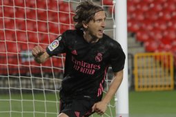 Luka Modric bertahan di Real Madrid satu musim lagi