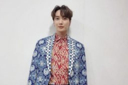 Dua penyanyi Korea Selatan, Yesung dan Leetuk Suju pamer batik rancangan Ridwan Kamil
