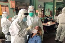 Penghuni 18 rusun di Kota Surabaya jalani swab test COVID-19