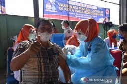 Masyarakat antusias divaksin COVID-19 secara massal