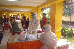 Sebanyak 1.877 penghuni rusun di Surabaya jalani tes usap COVID-19