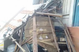 Tak kuat menanjak, sebuah truk mundur dan tabrak lima kendaraan