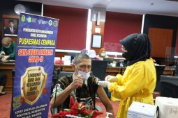 Bank Kalsel tuntaskan vaksinasi pegawai