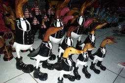 Penjualan "bebek bersepatu boot"  terdampak COVID-19