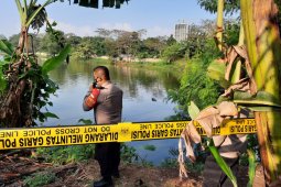 Helikopter latih jatuh ke Situ Rawa Jemblung Buperta Cibubur belum diangkat