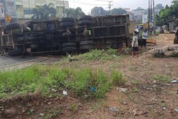 Truk tronton pengangkut  alat berat terbalik dan macetkan jalan  lintas Mendalo Jambi