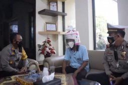 Polres Pasuruan beri pembinaan pengendara motor gunakan helm "magic com"