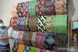Pelaku usaha batik di Lebak bertahan dari order pesanan