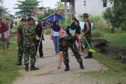 Karya bakti anggota Ajendam XII/Tpr bantu warga bersihkan  perkampungan