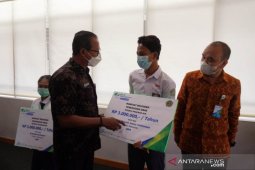 BPJamsostek Gianyar berikan beasiswa kepada dua anak ahli waris peserta