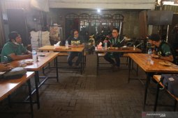Mampir Warung "Pitulikur", Ridwan Kamil ngopi bareng Bonek