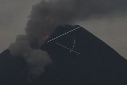 Gunung Merapi luncurkan Awan panas guguran Gunung Merapi sejauh 3 km