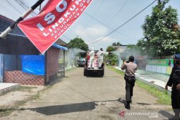 Petugas semprotkan eco enzyme di lokasi isolasi lingkungan Medan Johor