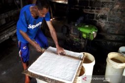 Sejumlah perajin tahu kurangi produksi karena harga kedelai naik