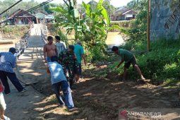 Warga gotong-royong bangun jalan dan jembatan pascaluapan sungai