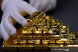 Emas jatuh tertekan dolar lebih kuat jelang data inflasi AS
