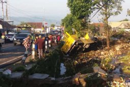 Empat orang tewas akibat truk tronton muatan air mineral hantam sejumlah sepeda motor