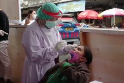 Antisipasi penularan COVID-19, pengunjung pasar di swab antigen gratis