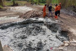 Semburan lumpur berbau menyengat muncul di Cipanas Cirebon