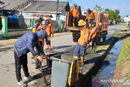 Tanah Bumbu officials clean up, green environment