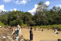 Tabat basar dibuka, warga Balangan ramai cari ikan