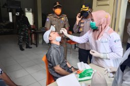 Satgas Aceh Jaya tes swab antigen dadakan di warung kopi