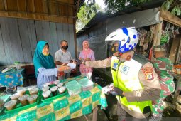 Diapresiasi, Wakapolda Maluku pimpin patroli Kamtibmas bagikan masker di Ambon