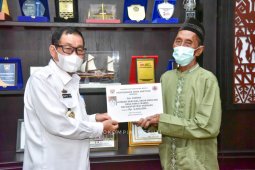 Bupati Mesuji berikan bantuan korban angin puting beliungc