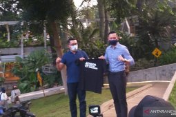 AHY hadiahi Ridwan Kamil kaus bertuliskan "muda adalah kekuatan"