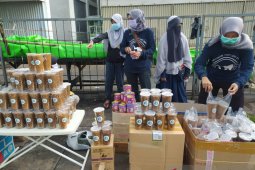 Komunitas Pontianak Stray Cat Care bagikan 200 kg makanan kucing gratis