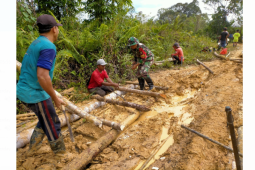 Satgas Yonif Mekanis 643/Wns bantu warga perbatasan RI-Malaysia perbaiki jalan