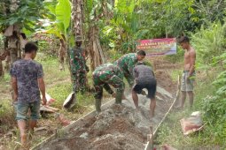 Babinsa Koramil 1001-01/Juai bantu warga Desa Tigaron bangun JUT