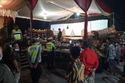 Petugas Satgas COVID-19 bubarkan hajatan di rumah kades Sidoarjo