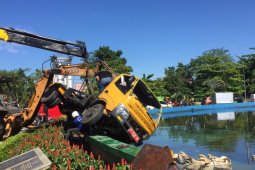 Truk pengangkut sampah terjun bebas masuk kolam air mancur, kok bisa?
