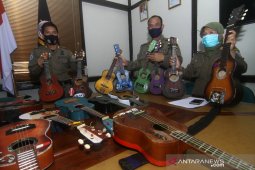 Satpol PP yang merusak, wali kota yang ganti "ukulele" milik pengamen
