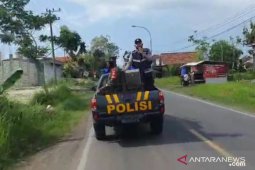 Petugas keamanan berkeliling larang warga Arosbaya Bangkalan keluar rumah