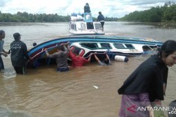 Kapal cepat terbalik  lima penumpang meninggal